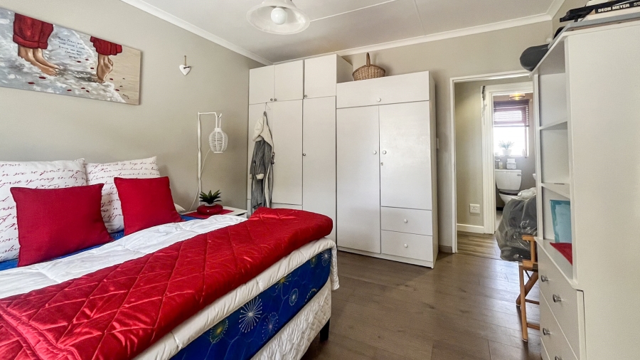 To Let 4 Bedroom Property for Rent in Country Club Western Cape